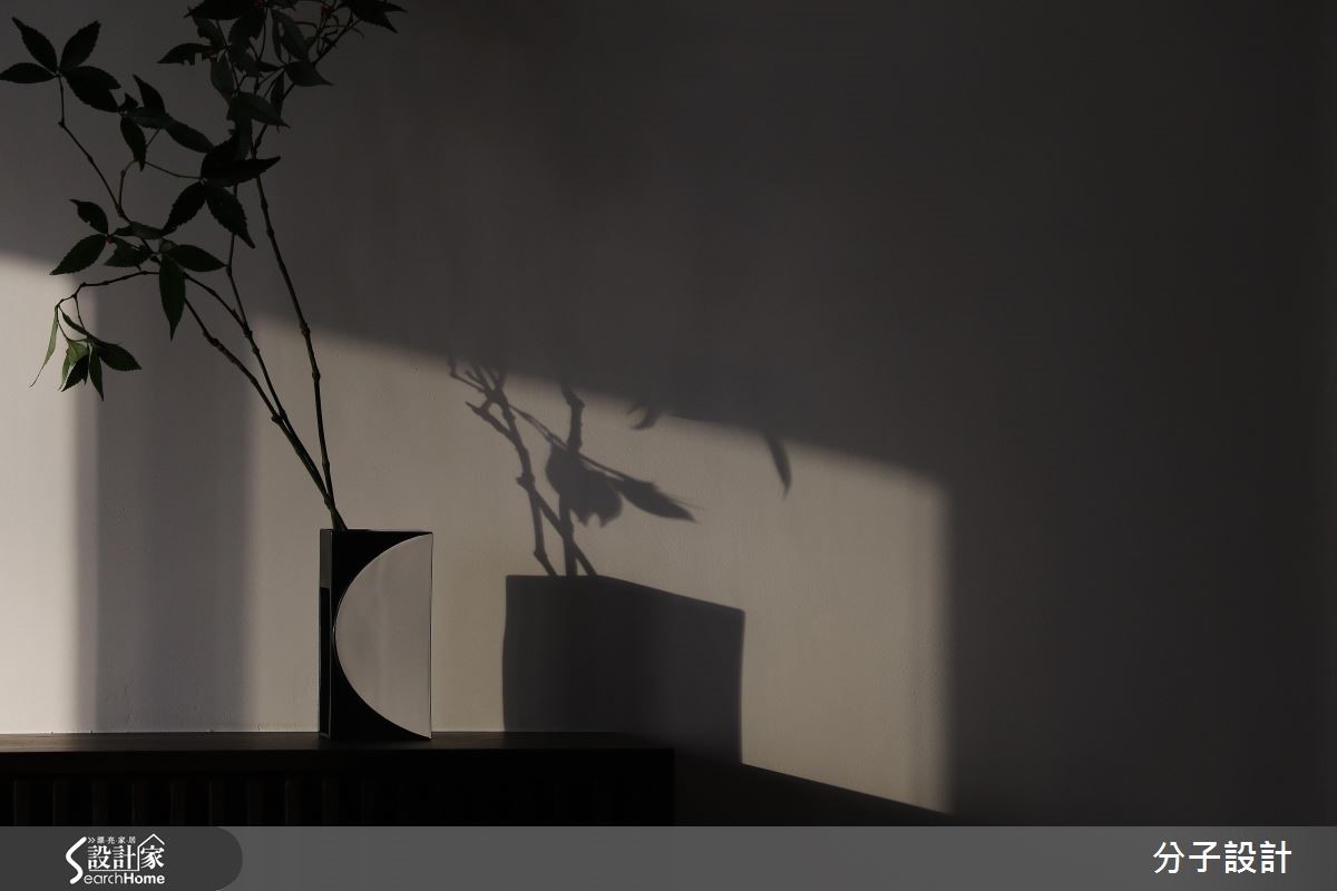 設計師以大量木元素與石材井然有序的鋪排在 85 坪空間